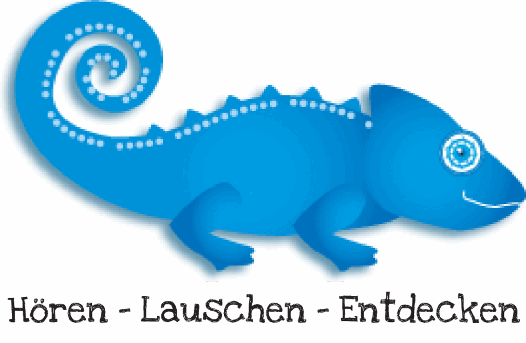 Ein blaues, stilisiertes Chamäleon mit Spiral-Schwanz und Musterpunkten, darunter der Schriftzug „Hören – Lauschen – Entdecken“